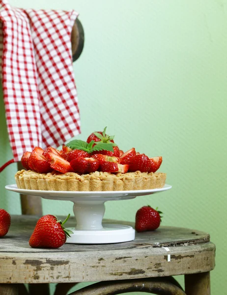 Taart shortcake deeg met verse bessen aardbeien — Stockfoto