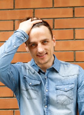 yakışıklı genç bir mavi kot gömlek