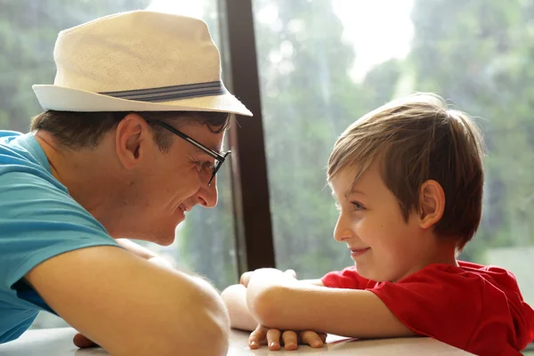 Padre e hijo se miran, familia y felicidad — Foto de Stock