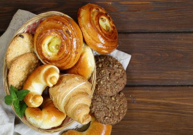 ev yapımı fırında çörek börek, hilal rulolar, kruvasan ve bisküvi 
