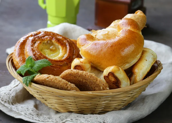 Brioche, petits pains au four maison, croissants et biscuits — Photo