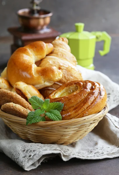 Hemgjord bakade bullar brioche, halvmåne rullar, croissanter och kex — Stockfoto
