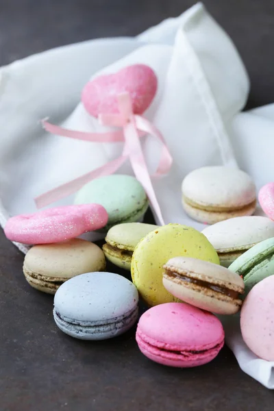 Biscoitos de amêndoa franceses multicoloridos macaroons sobremesa romântica — Fotografia de Stock