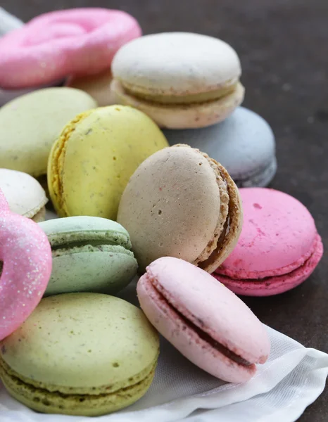 Многоцветное французское миндальное печенье с миндалем романтический десерт — стоковое фото