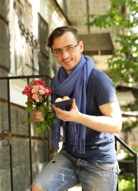 Fransızca macaroons bir kutu ile yakışıklı genç 