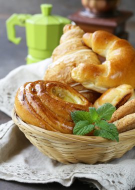 ev yapımı fırında çörek börek, hilal rulolar, kruvasan ve bisküvi 