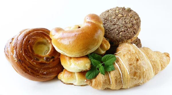 Bollos caseros al horno brioche, rollos de media luna, croissants y galletas — Foto de Stock