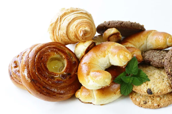 Bollos caseros al horno brioche, rollos de media luna, croissants y galletas — Foto de Stock