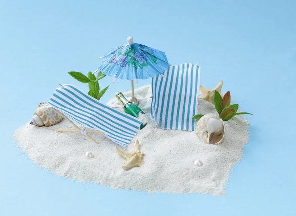 Podróży wakacje koncepcja - piasek wyspa plaży z leżakami — Zdjęcie stockowe