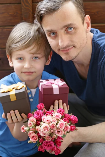 Marido e hijo presentado a mamá flores y regalos — Foto de Stock