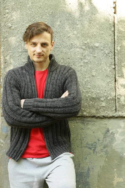 따뜻한 니트 캐주얼 스웨터에 젊은 남자의 초상화 — 스톡 사진