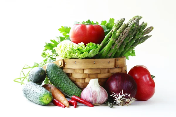 Diverse lente groenten (asperges, wortelen, knoflook, tomaten, komkommers) — Stockfoto