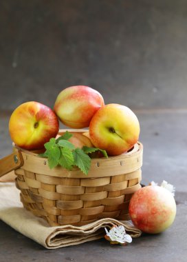 doğal organik meyve şeftali sepet