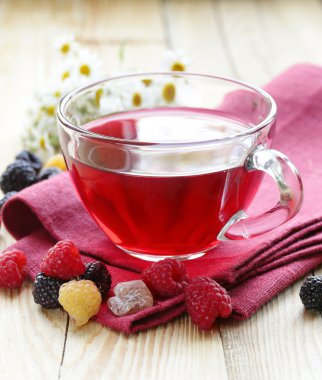 Berry meyve çayı bir cam fincan