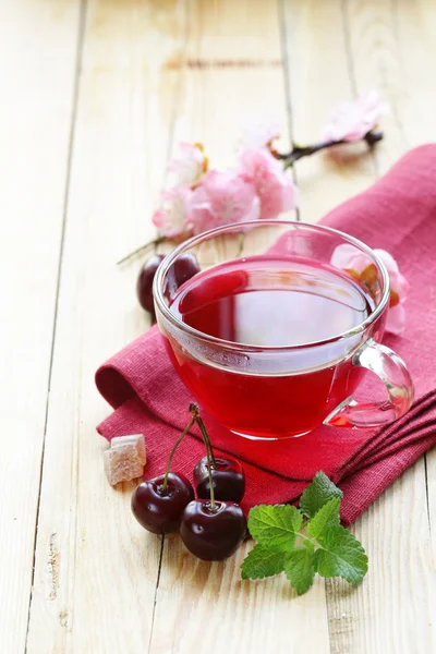 Bessen vruchten thee in een beker glas — Stockfoto
