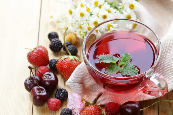 Bessen vruchten thee in een beker glas — Stockfoto