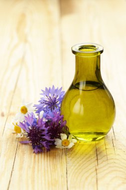 Bir cam şişe doğal organik bitkisel özü