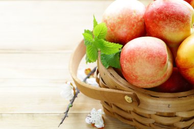 doğal organik meyve şeftali sepet