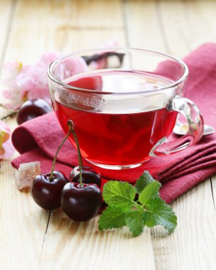 bir cam bardak ve taze çilek kiraz meyve çayı