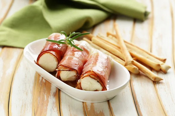 意大利开胃菜软奶酪裹在帕尔马火腿 — 图库照片