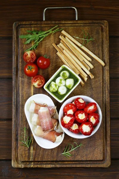 Italienische Vorspeise Antipasti zubereitete Gericht - Schinken, Käse, Paprika — Stockfoto