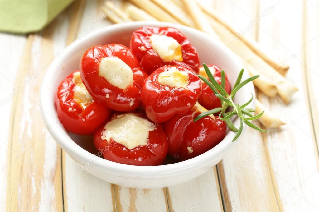 антипасти перчики с сыром. мини перчики фаршированные мягким сыром. перчики с сыром. антипасти фаршированный перец. мини перец фаршированный сыром в масле.