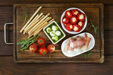 İtalyan meze antipasti çanak - yapılmış jambon, peynir, biber