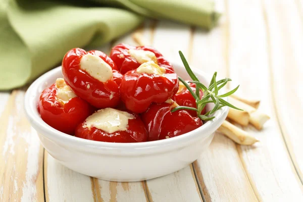 Meze antipasti tatlı biber yumuşak peynir ile doldurulmuş — Stok fotoğraf