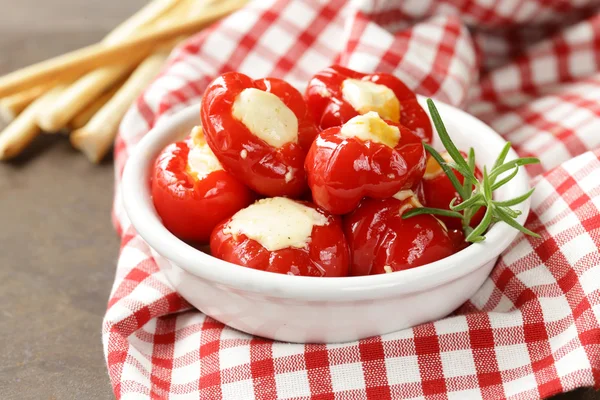 Voorgerecht antipasti paprika gevuld met zachte kaas — Stockfoto