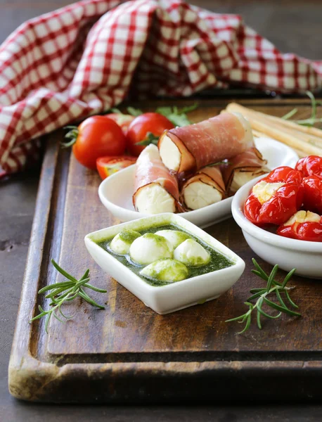 Italienische Vorspeise Antipasti zubereitete Gericht - Schinken, Käse, Paprika — Stockfoto