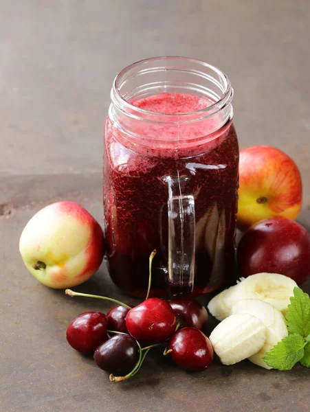 Owoców jagodowych pić koktajle z wiśni, śliwek - zdrowa żywność — Zdjęcie stockowe