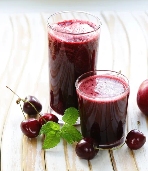 浆果果汁饮料果汁与樱桃、 李子-健康食品 — 图库照片