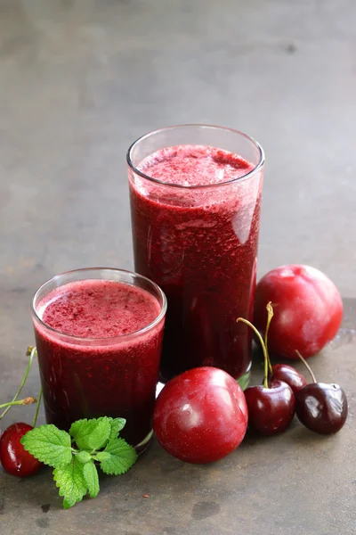 Bär frukt dricker smoothies med körsbär, plommon - hälsosam mat — Stockfoto