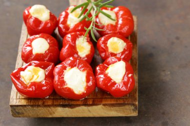 meze antipasti tatlı biber yumuşak peynir ile doldurulmuş