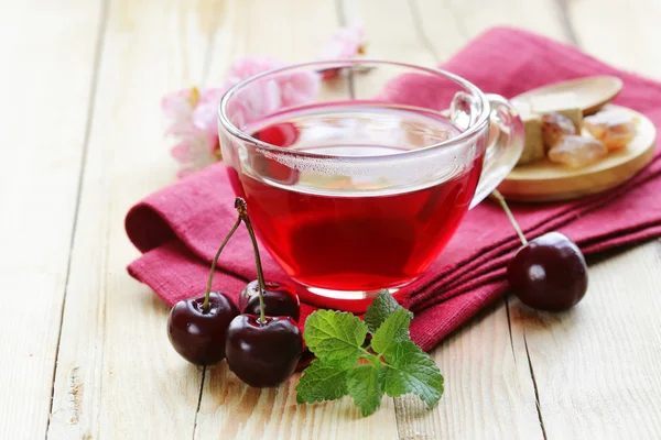 Cherry vruchten thee in een glas cup en verse bessen — Stockfoto