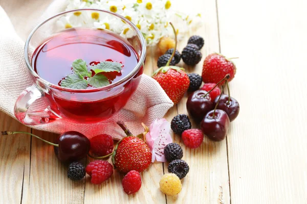 Cherry vruchten thee in een glas cup en verse bessen — Stockfoto