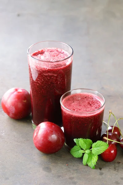 Owoców jagodowych pić koktajle z wiśni i czereśni, śliwki, banany - zdrowa żywność — Zdjęcie stockowe