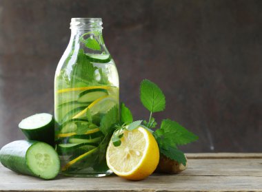 içki taze salatalık, limon ve zencefil, sağlıklı beslenme ve diyet Detoks