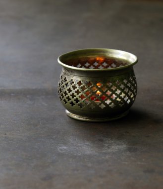 Eski bir demir zemin üzerine Arapça gümüş vintage fener