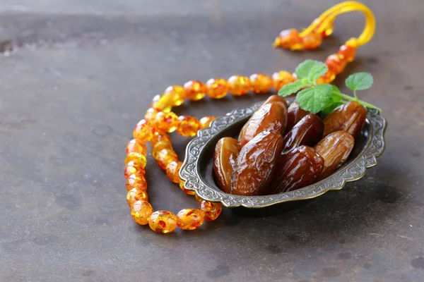 Dátiles dulces y perlas de ámbar símbolos musulmanes tradicionales — Foto de Stock