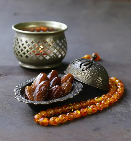 Datas secas doces e contas de âmbar símbolos muçulmanos tradicionais — Fotografia de Stock
