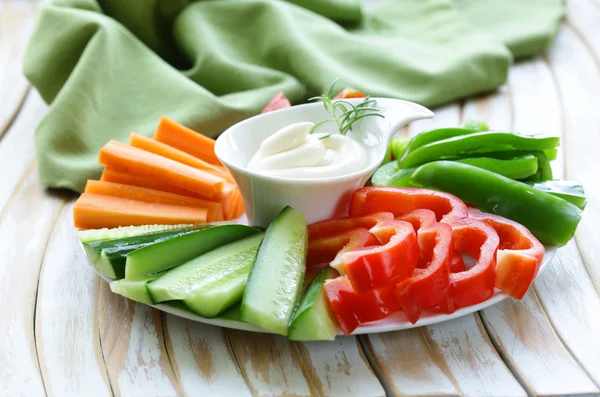 Collation aux légumes frais - carottes, poivrons, concombres et tomates avec trempette — Photo