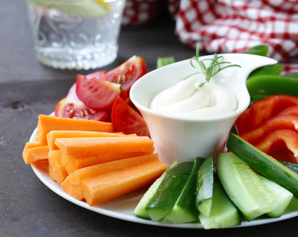 Collation aux légumes frais - carottes, poivrons, concombres et tomates avec trempette — Photo