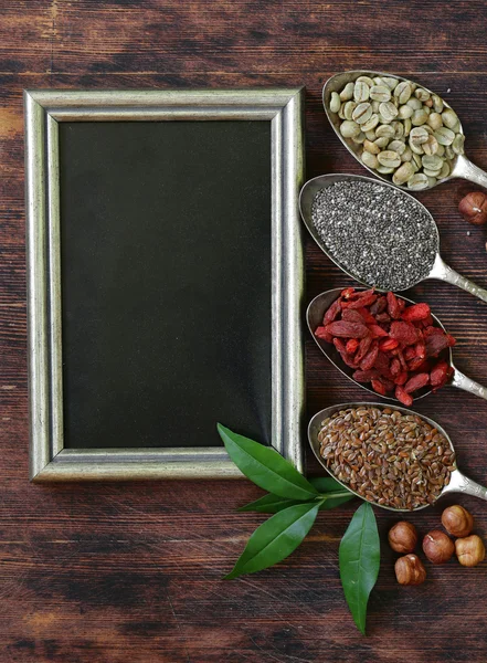 Ingredientes alimentares saudáveis super alimentos - sementes de chia e linho, bagas de goji, nozes — Fotografia de Stock