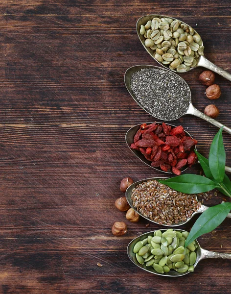 Ingredientes alimenticios saludables súper alimentos - semillas de chía y lino, bayas de goji, nueces — Foto de Stock