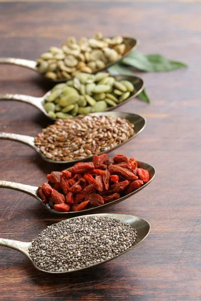 Ingredientes alimenticios saludables súper alimentos - semillas de chía y lino, bayas de goji, nueces — Foto de Stock