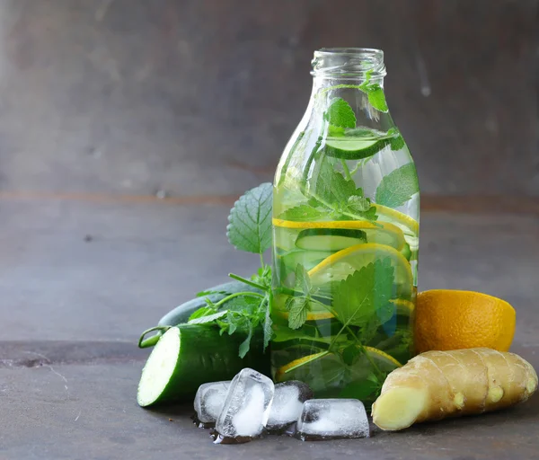 Детоксикационный напиток со свежим огурцом, лимоном и имбирем, здоровое питание и диета — стоковое фото