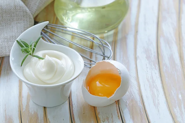 Mayonesa casera natural con yema de huevo y aceite vegetal — Foto de Stock