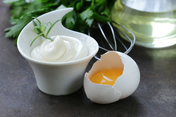 Maionese fatta in casa naturale con tuorlo d'uovo e olio vegetale — Foto Stock