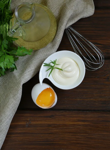 天然自制蛋黄酱蛋黄和植物油 — 图库照片